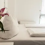 Apartment&rooms Near Brandenburg Gate